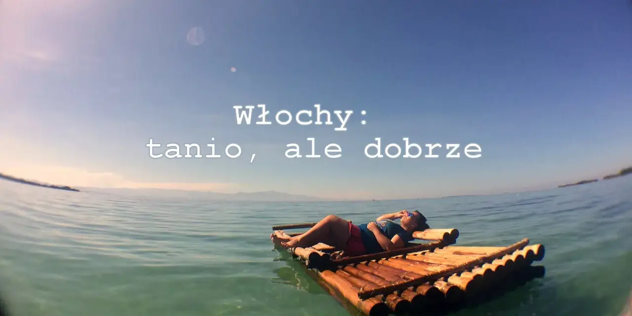 Osoba odpoczywa na tratwie na wodzie. Tekst głosi "Włochy: tanio, ale dobrze". Nawet z ograniczoną walutą we Włoszech można znaleźć tanie i dobre opcje.