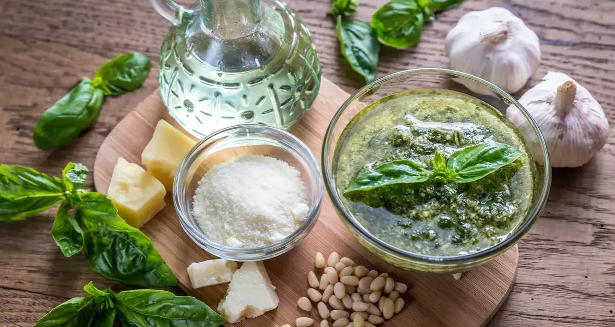 Składniki do przygotowania pesto: świeża bazylia, orzeszki piniowe, czosnek, parmezan, oliwa.