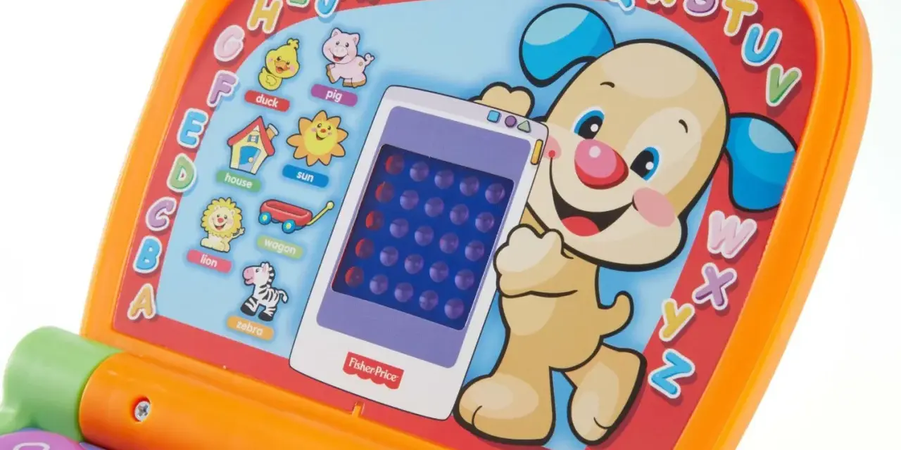 Kolorowy Fisher Price laptop z pieskiem i literkami. Uczy dzieci alfabetu i słówek.