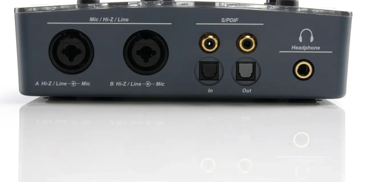 Tył interfejsu audio emu 0404 z wejściami mikrofonowymi, liniowymi, S/PDIF i wyjściem słuchawkowym.