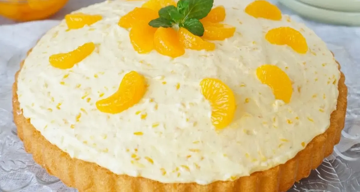 Eine Tarte mit cremiger Füllung und Mandarinenstücken. Man kann Paradiescreme backen, diese Tarte ist ein Beweis dafür!