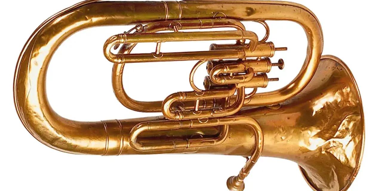Ein goldenes Tenorhorn, ein beliebtes Blasinstrument. Namen von Blasinstrumenten wie dieses sind faszinierend.
