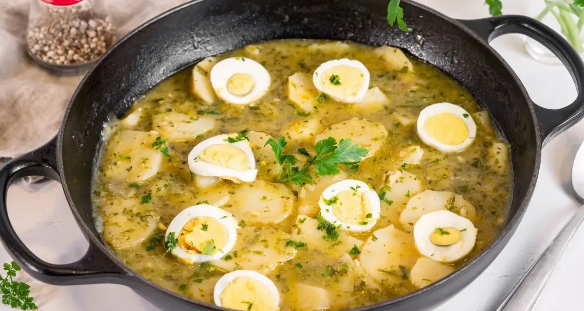 Patatas en salsa verde con huevos duros, un plato reconfortante y lleno de sabor, listo para disfrutar.