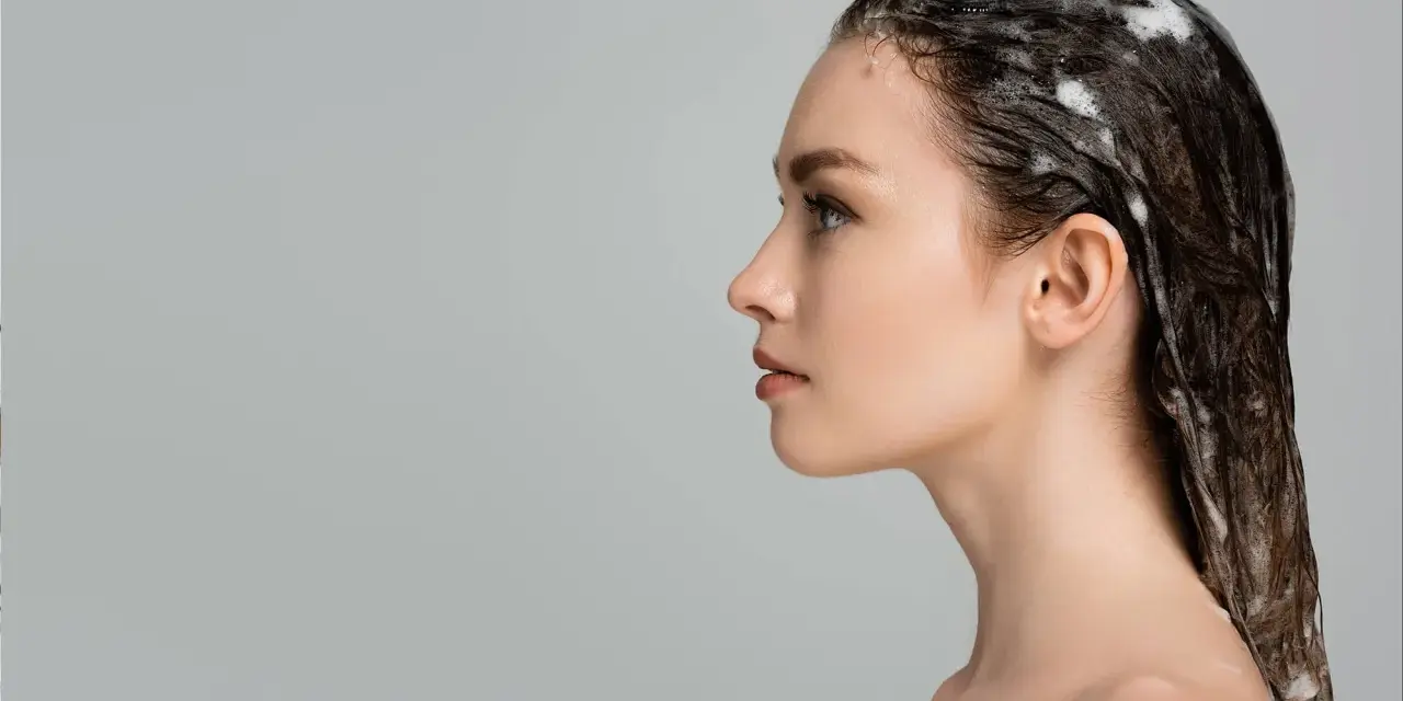 Jak stosować peeling do twarzy? Przewodnik do gładkiej cery bez błędów