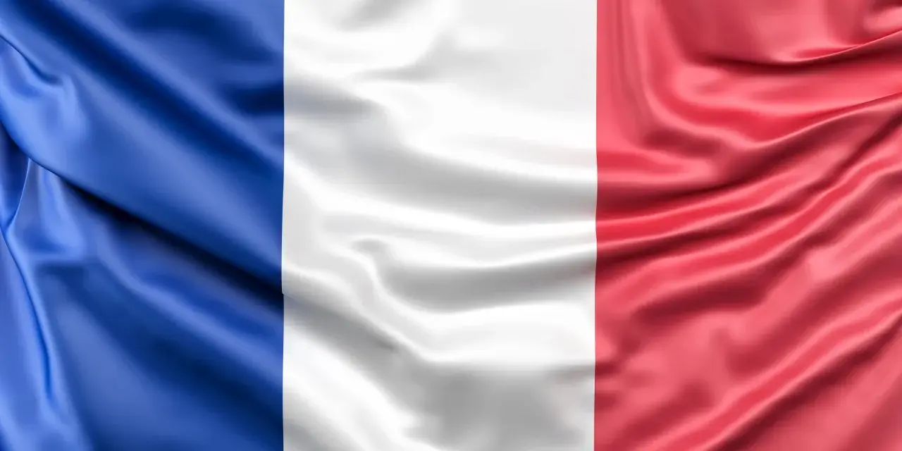 La bandera de Francia ondea con sus colores: azul, blanco y rojo.
