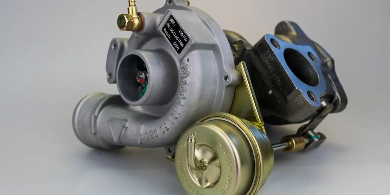 Turbolader mit Wastegate-Aktuator. Anzeichen für einen turbolader undicht symptome sind Leistungsverlust und ungewöhnliche Geräusche.