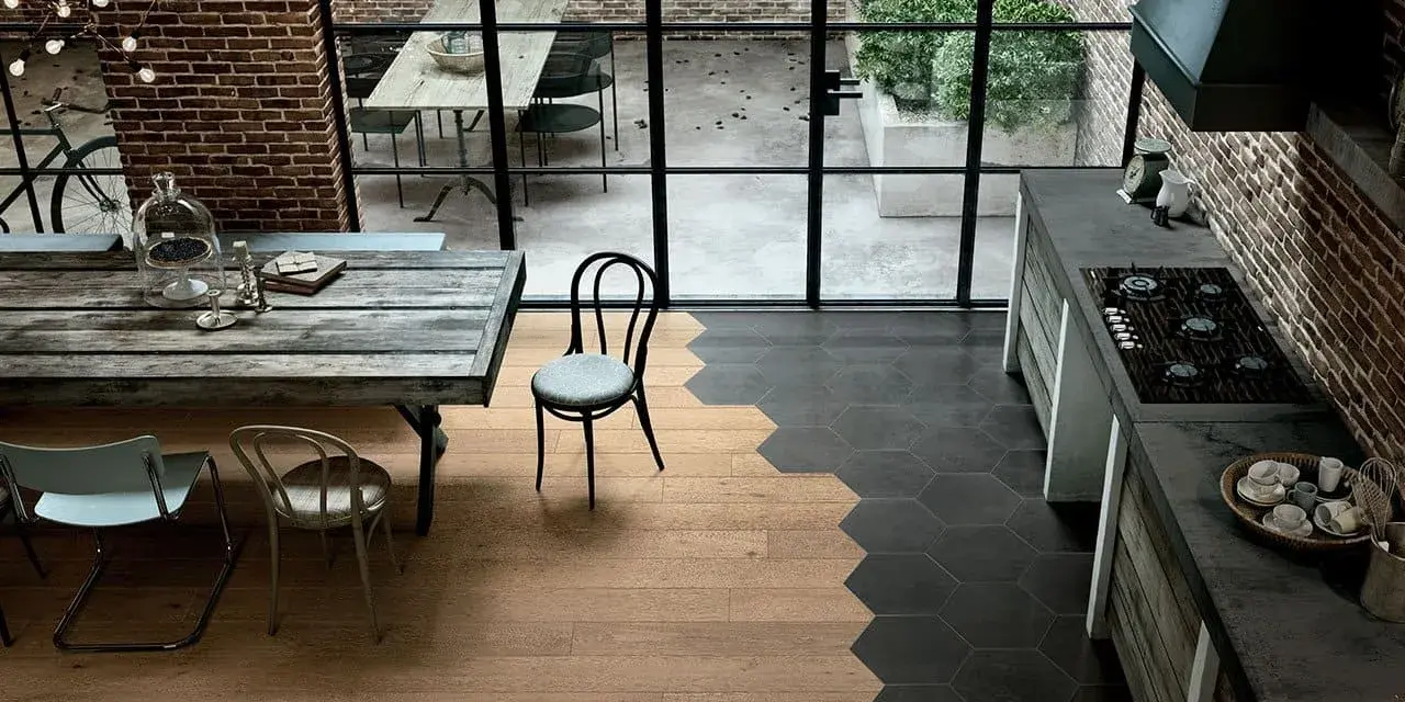 Un moderno spazio industriale dove accostare parquet e piastrelle esagonali crea un design unico.
