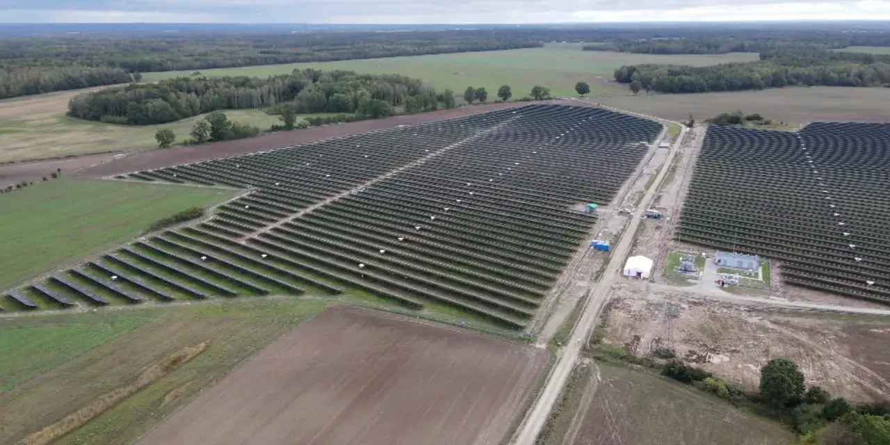 Ogromna farma fotowoltaiczna, największa na świecie, rozciąga się po horyzont, pochłaniając energię słoneczną.