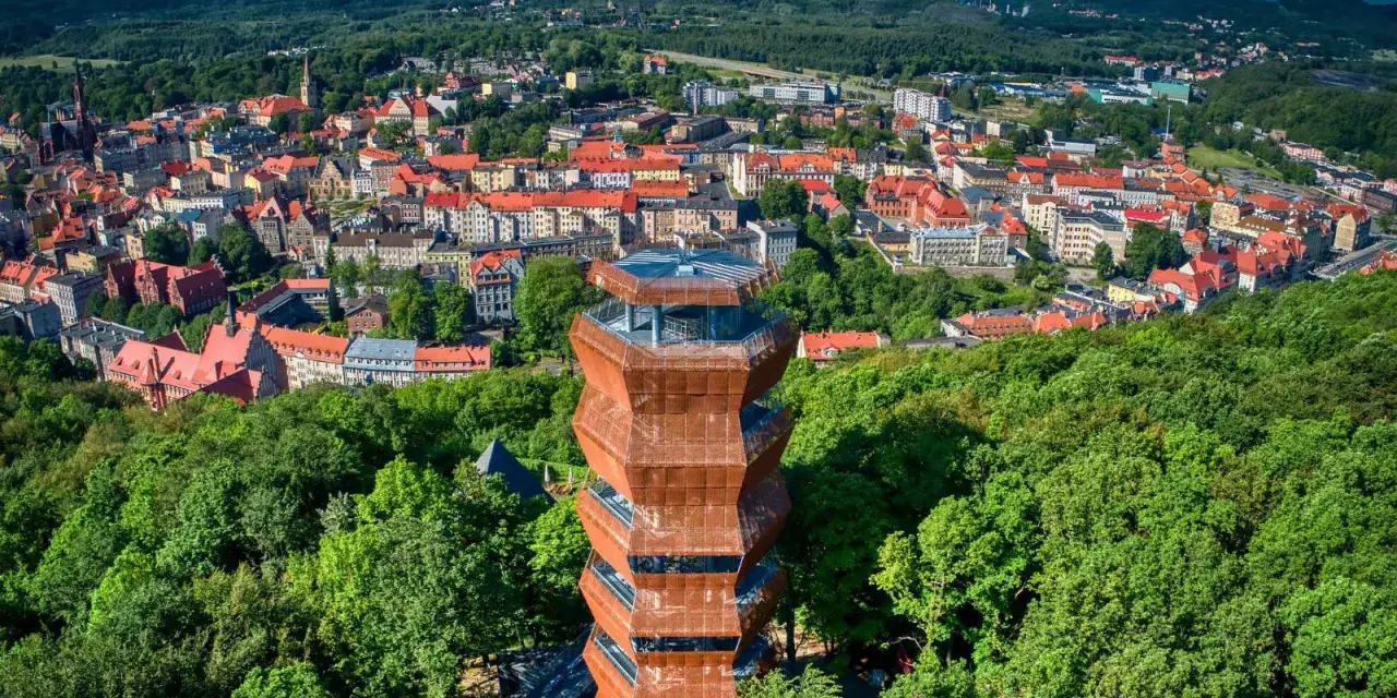 Nowoczesna wieża widokowa w otoczeniu zieleni, z której rozpościera się panorama miasta. To idealny punkt widokowy Wałbrzych.