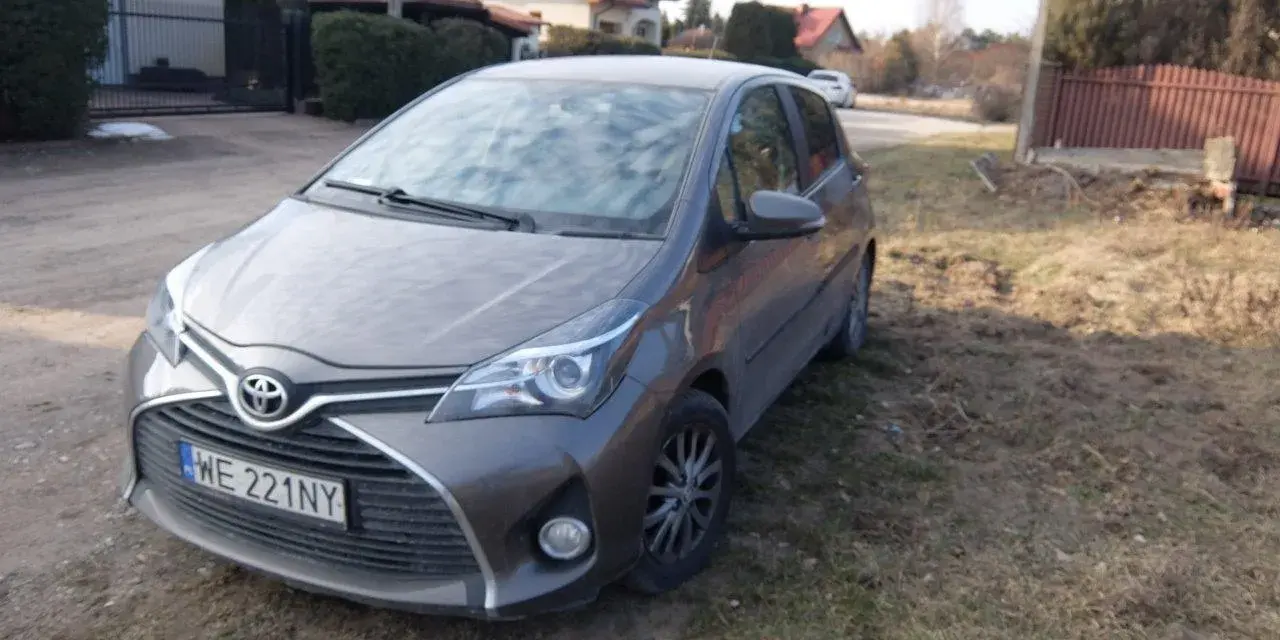 Szary Toyota Yaris, zaparkowany na poboczu. Może to kara UFG za brak OC?
