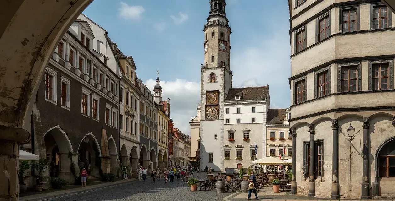 Rynek w Görlitz, z charakterystyczną wieżą ratuszową i zabytkowymi kamienicami, to główne atrakcje miasta.