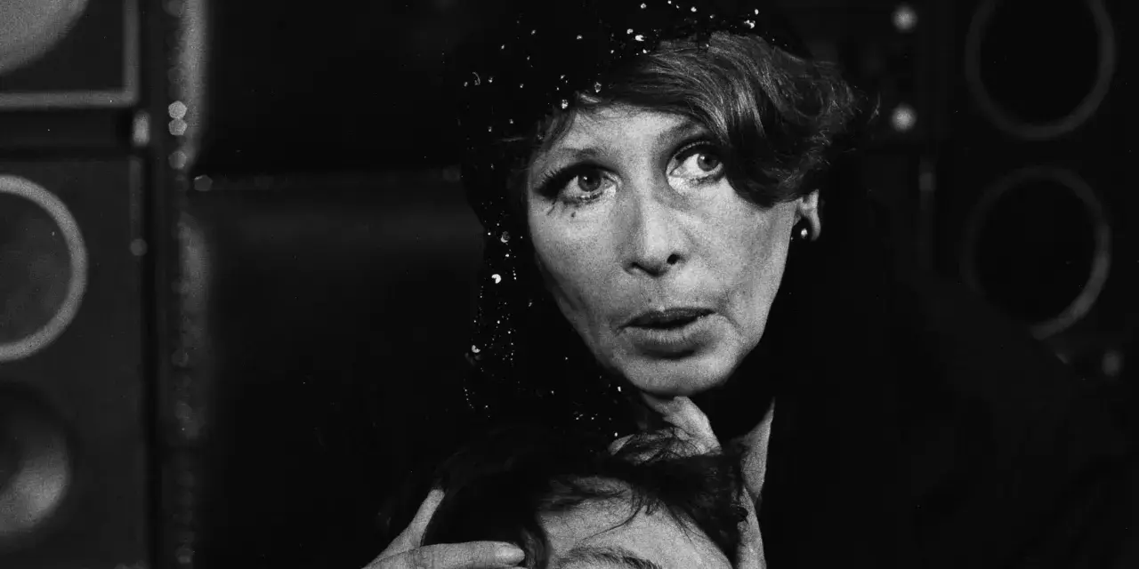 Maria Zając Radwan zamyślona, z ręką na policzku mężczyzny.