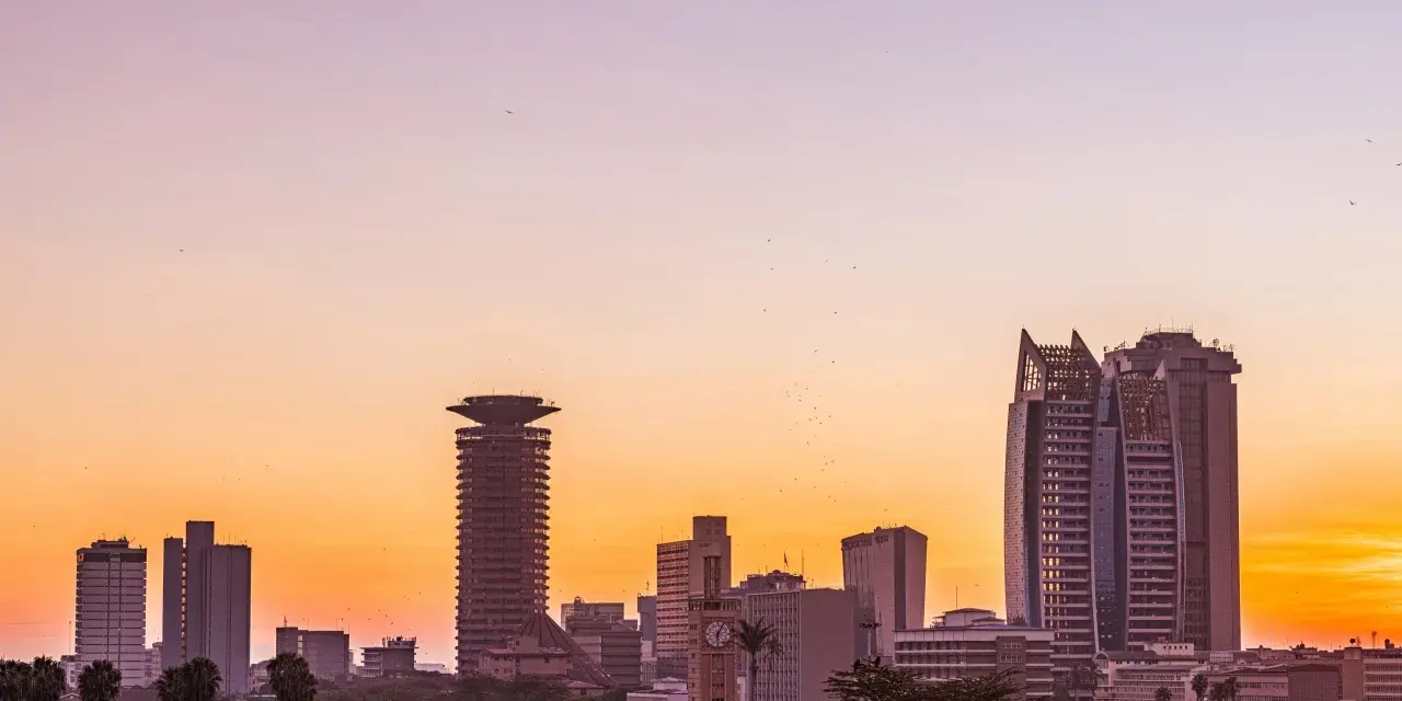 Nairobi, główne miasto Kenii, budzi się do życia o wschodzie słońca. W tle widać nowoczesne wieżowce i charakterystyczną wieżę KICC.