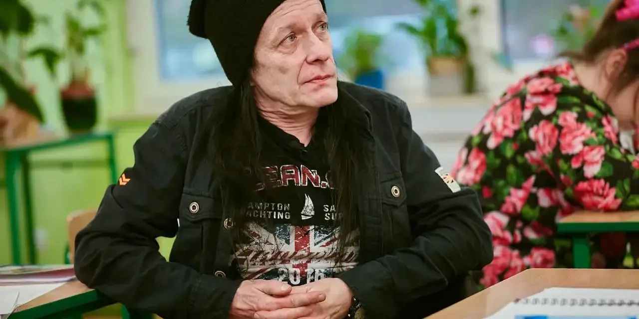 Tomasz Pukacki, lider zespołu, w czapce z napisem "AC/DC DRINK".
