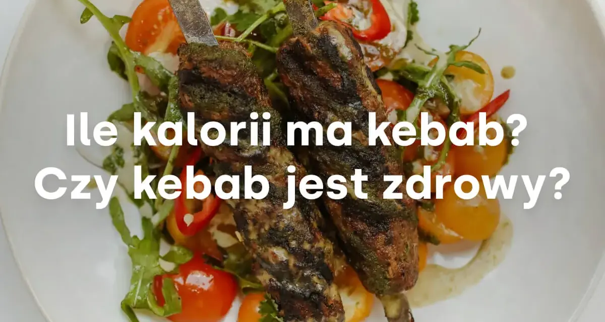 Dwa szaszłyki z mięsem i warzywami na talerzu.