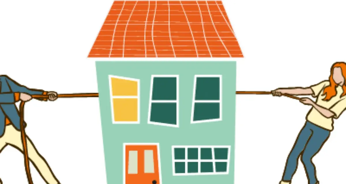 Un homme et une femme tirent une maison en sens opposés, symbolisant la désolidarisation d'un prêt immobilier.
