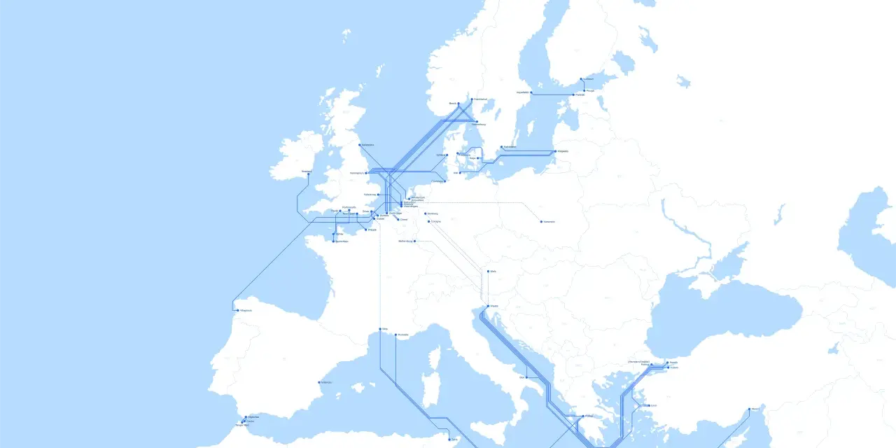 Mapa Europy z zaznaczonymi trasami morskimi i lądowymi, łączącymi porty od Portugalii po Turcję i Morze Czarne. Widać tu dfds, czyli połączenia między Wielką Brytanią, Skandynawią i Europą kontynentalną.