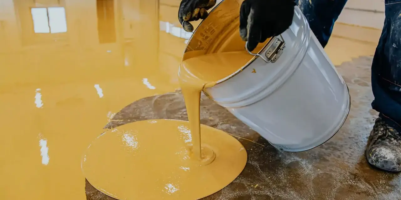 Wylewanie żółtej żywicy na podłogę. Sprawdź, jaka jest podłoga z żywicy cena za metr.
