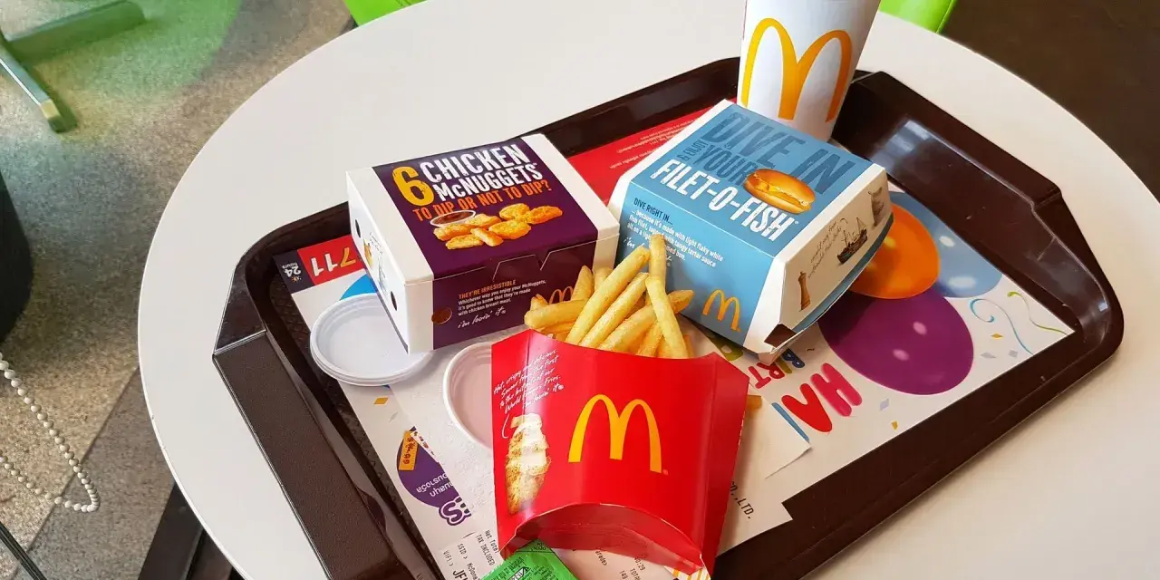 Duże frytki z McDonald's, nuggetsy i Filet-O-Fish. Idealny zestaw na szybki lunch, choć duze frytki mc kcal mogą przyprawić o zawrót głowy.