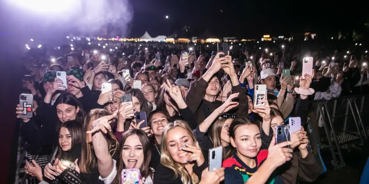 Tłum na koncercie, wszyscy nagrywają telefonami. Wesoła atmosfera, ale też nutka nostalgii, jak na gorzko-słodkim festiwalu.