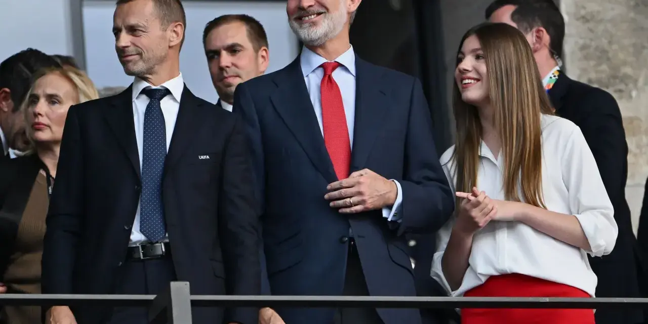 Król Filip VI z córką, księżniczką Zofią, oglądają mecz.