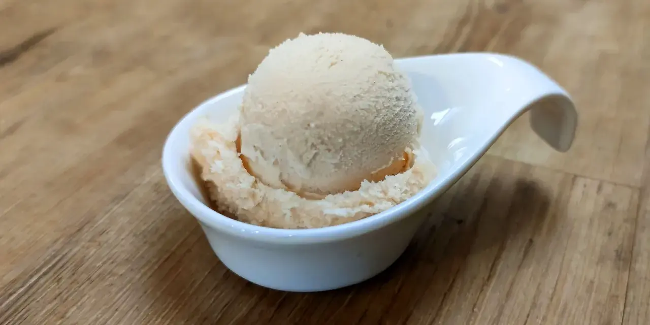 Ein Löffel cremiges Spekulatius Eis selber machen ist ein Genuss.
