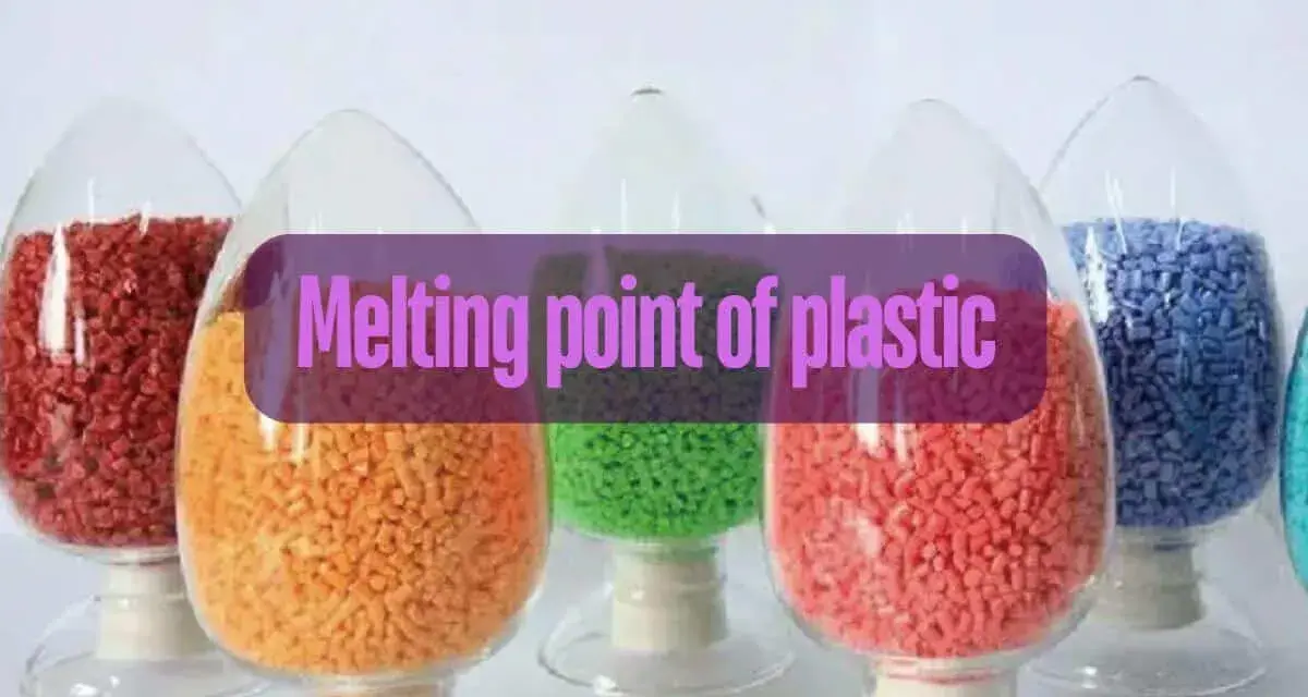 Kolorowe granulaty plastiku w szklanych naczyniach. Tekst: "Melting point of plastic". Dowiedz się, w jakiej temperaturze topi się plastik.