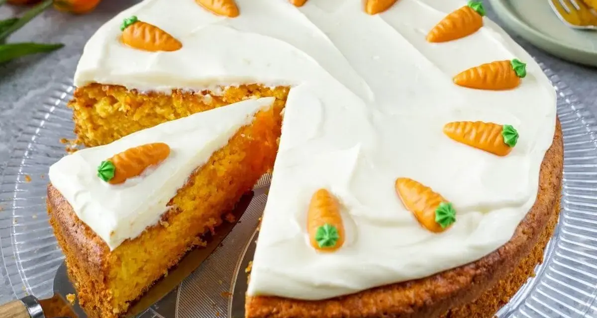 Saftiger karottenkuchen mit cremigem Frosting, dekoriert mit kleinen Marzipankarotten. Ein köstlicher Genuss!