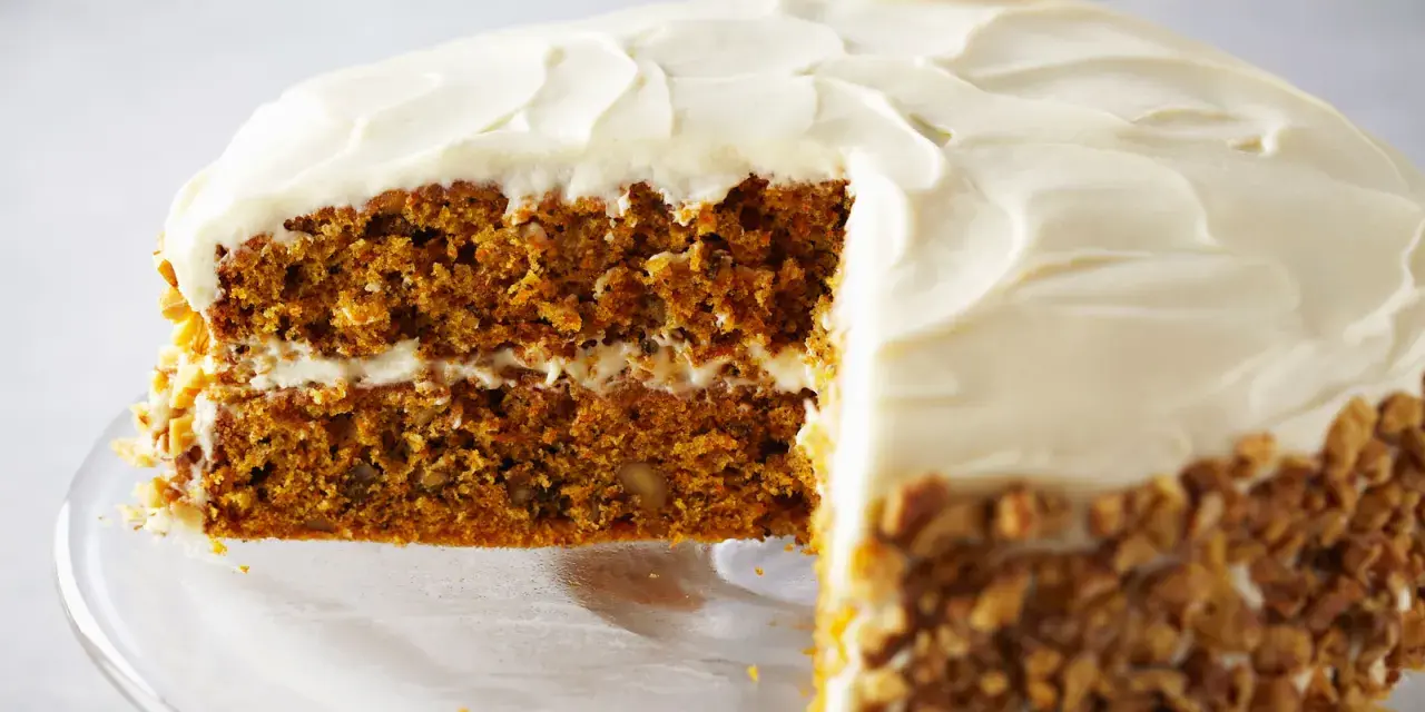 Tarta de zanahoria y queso con glaseado cremoso y nueces picadas en los bordes. ¡Un postre irresistible!