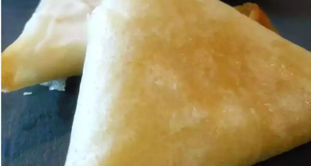 Deux samoussas dorés, un délice croustillant de brick chevre miel, prêts à être dégustés.