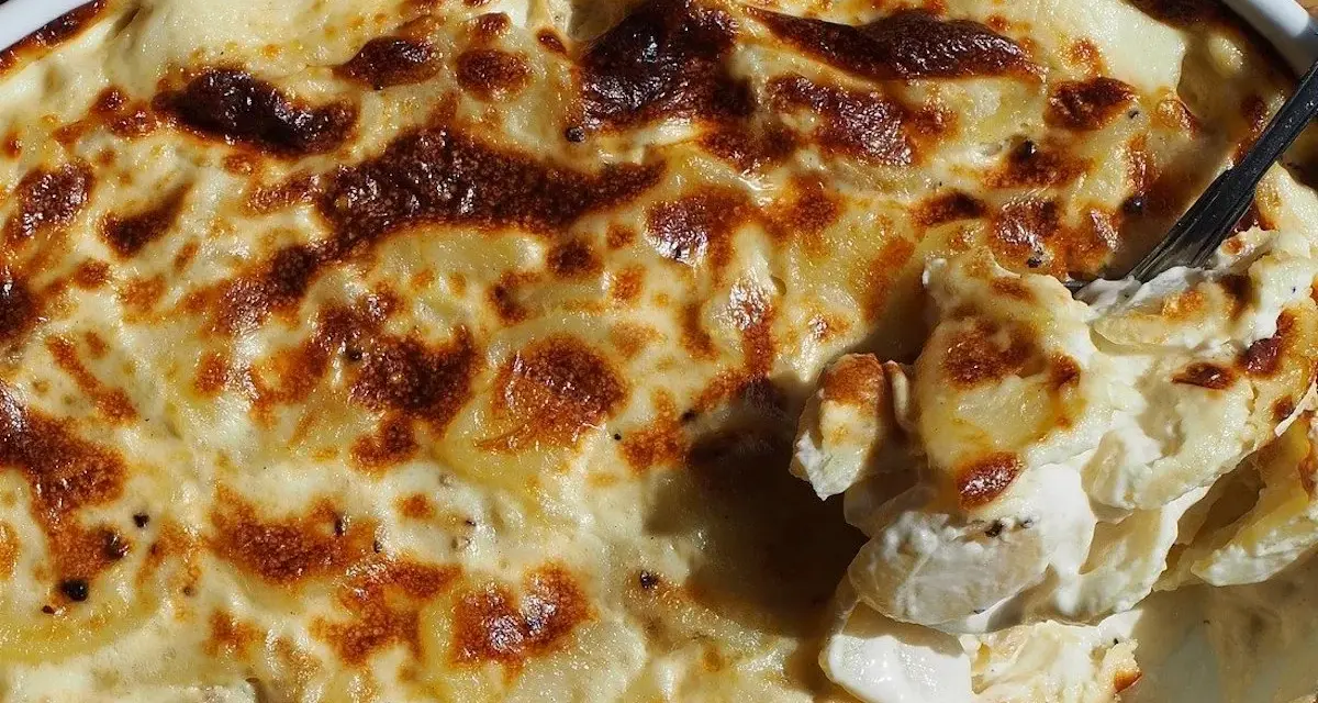 Un gratin dauphinois onctueux et doré, prêt à être dégusté. Un délice préparé avec le Cookeo.