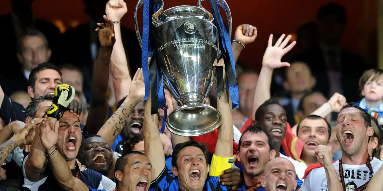 Jugadores del Inter celebran levantando la Champions League. ¡Cuántas Champions tiene el Inter!