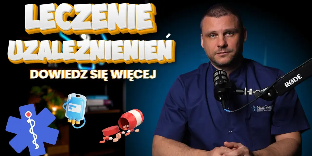 Leczenie uzależnień: mężczyzna w kitlu przed mikrofonem, symbol medyczny, kroplówka i rozsypane tabletki. Dowiedz się więcej o pomocy.