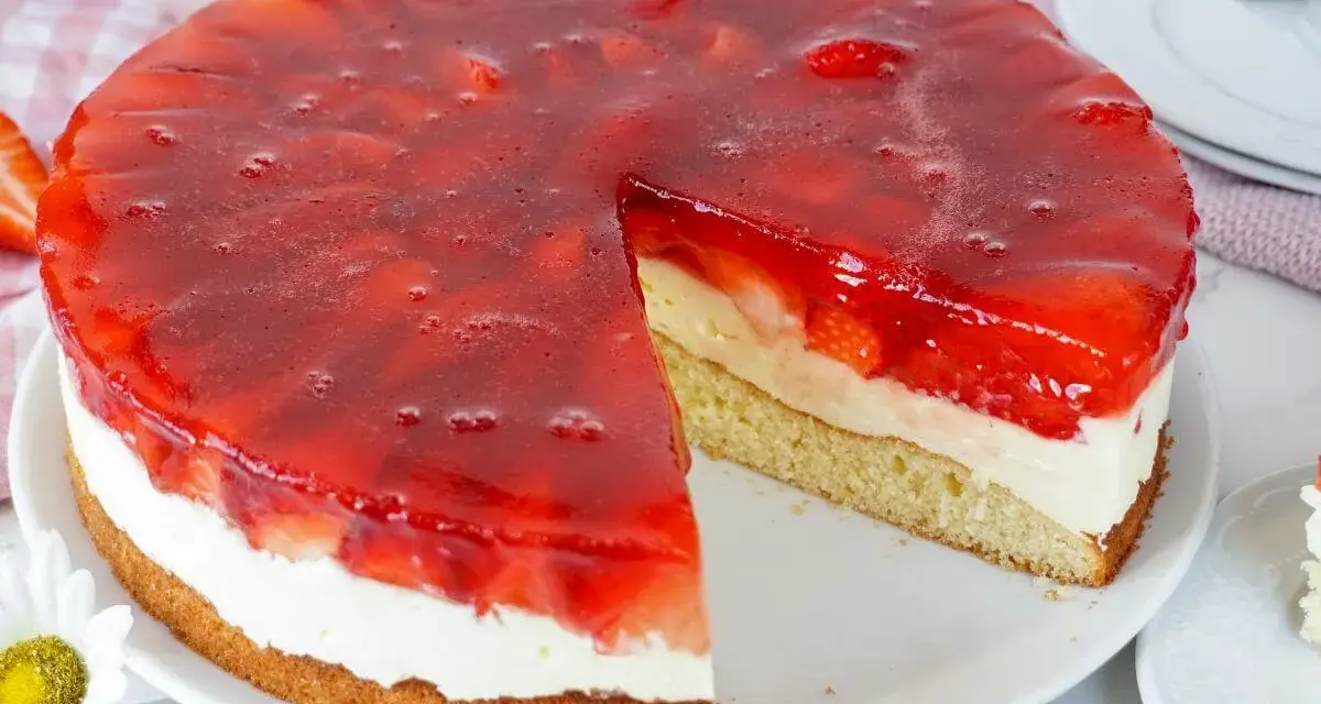Ein saftiger Erdbeerkuchen mit Sahne und rotem Tortenguss, perfekt für jedes Erdbeerkuchen Rezept.