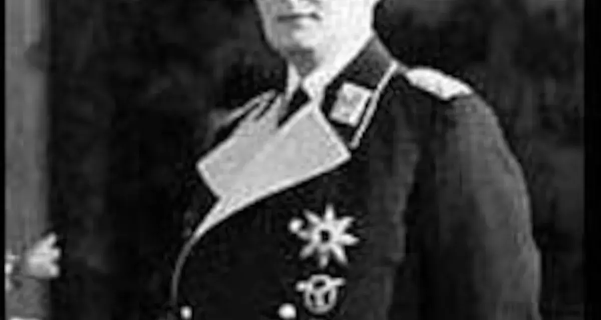 Portrait en noir et blanc d'un homme en uniforme militaire, portant des décorations. Il s'agit de la dernière photo connue de Göring avant sa mort.