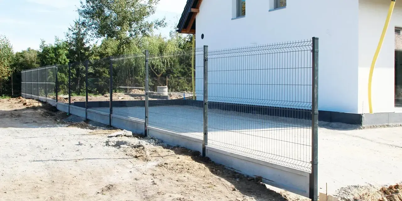 Nowe ogrodzenie panelowe przy nowoczesnym domu. Sprawdź ceny ogrodzeń i wybierz najlepsze dla siebie.