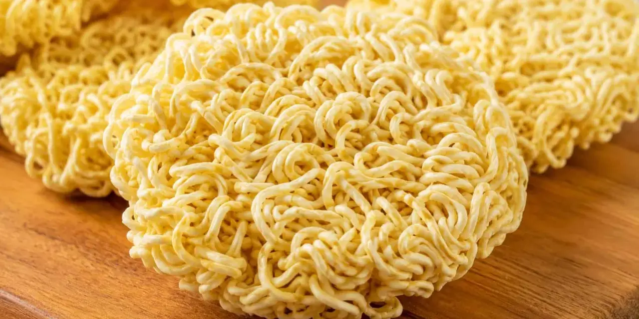 Suszone kluski do ramen na drewnianej desce. Idealne do szybkiego przygotowania pysznego dania.