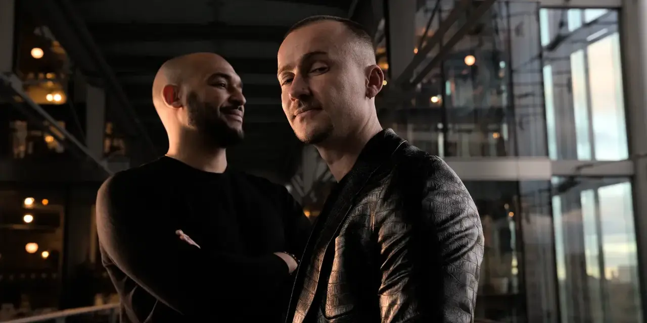 Zwei Männer posieren für ein Foto, das die Stimmung ihres neuen ep music Tracks einfängt.
