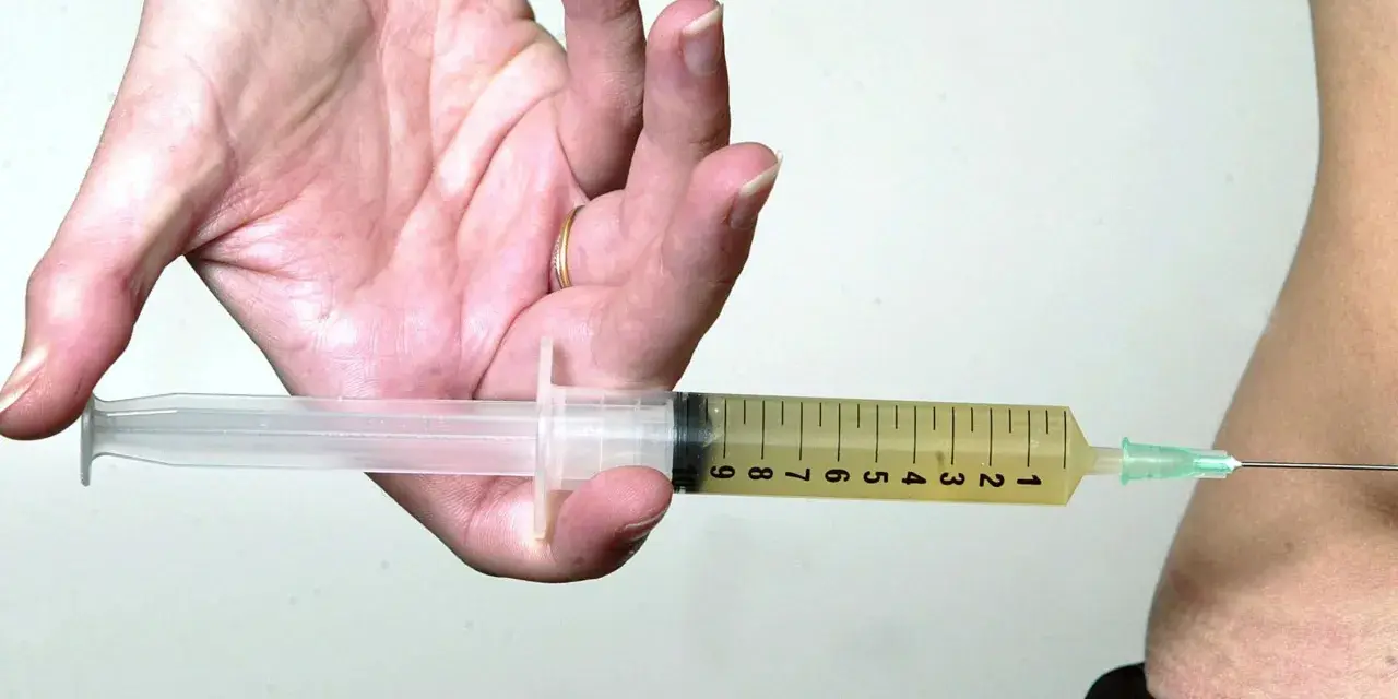 Spritze statt thrombose tabletten: Eine Spritze wird in den Bauch eingeführt, um eine Thrombose zu behandeln, besonders wichtig auf einem langen Flug.