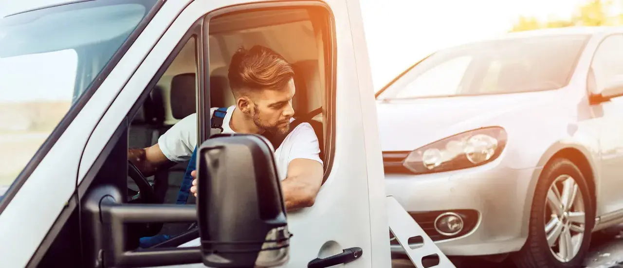 Abschleppdienst holt ein defektes Auto ab. Ihr PKW hat einen Defekt und ist nicht mehr fahrbereit.