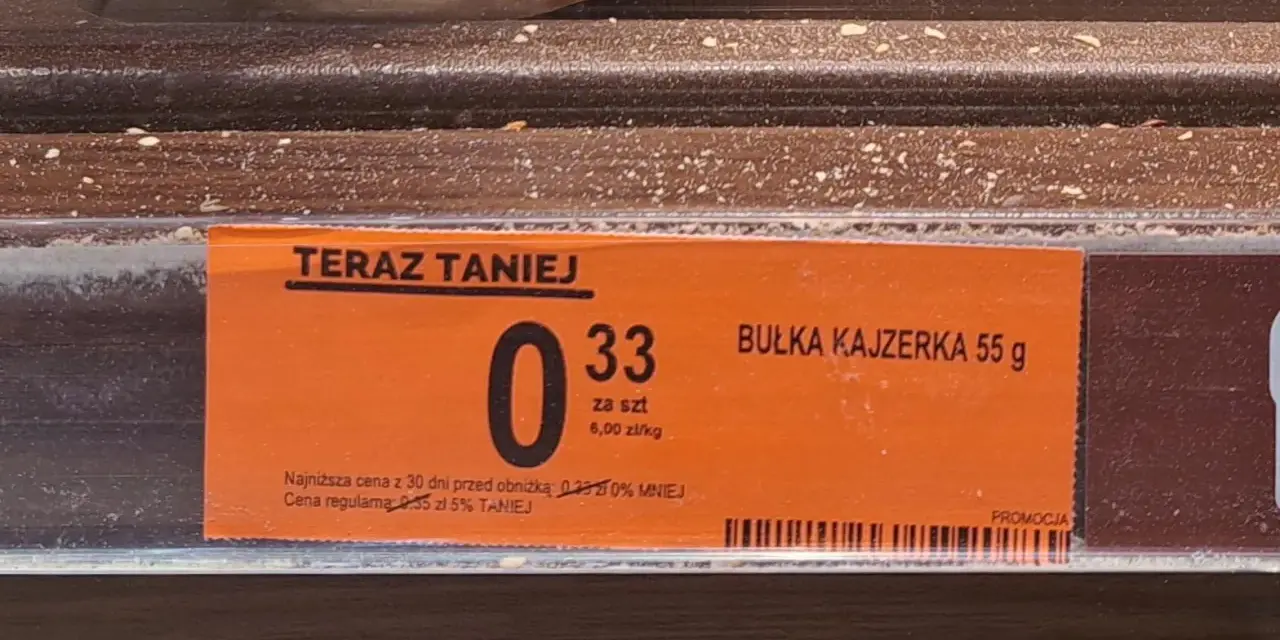 Bułka kajzerka 55g w promocji za 0,33 zł. Idealna na śniadanie, ma około 150 kcal.