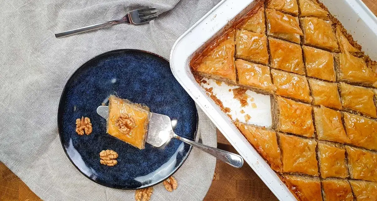Pyszna baklava z orzechami, idealna na deser. Ten przepis na baklavę zachwyci każdego!