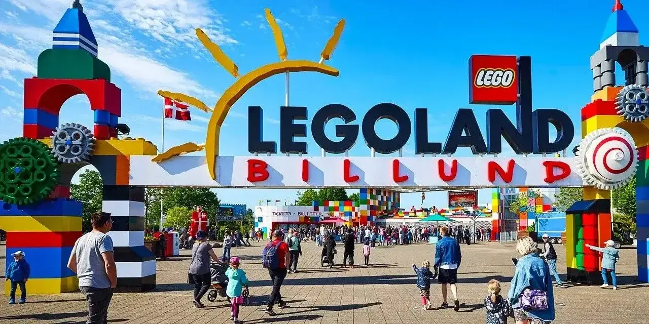 Brama do Legolandu w Billund, z czego słynie dania, zbudowana z klocków Lego.