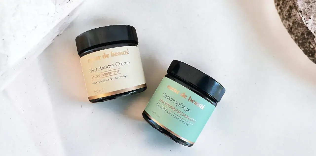 Zwei Tiegel "coeur de beauté" Microbiome Creme und Gesichtspflege mit probiotischer Hautpflege.