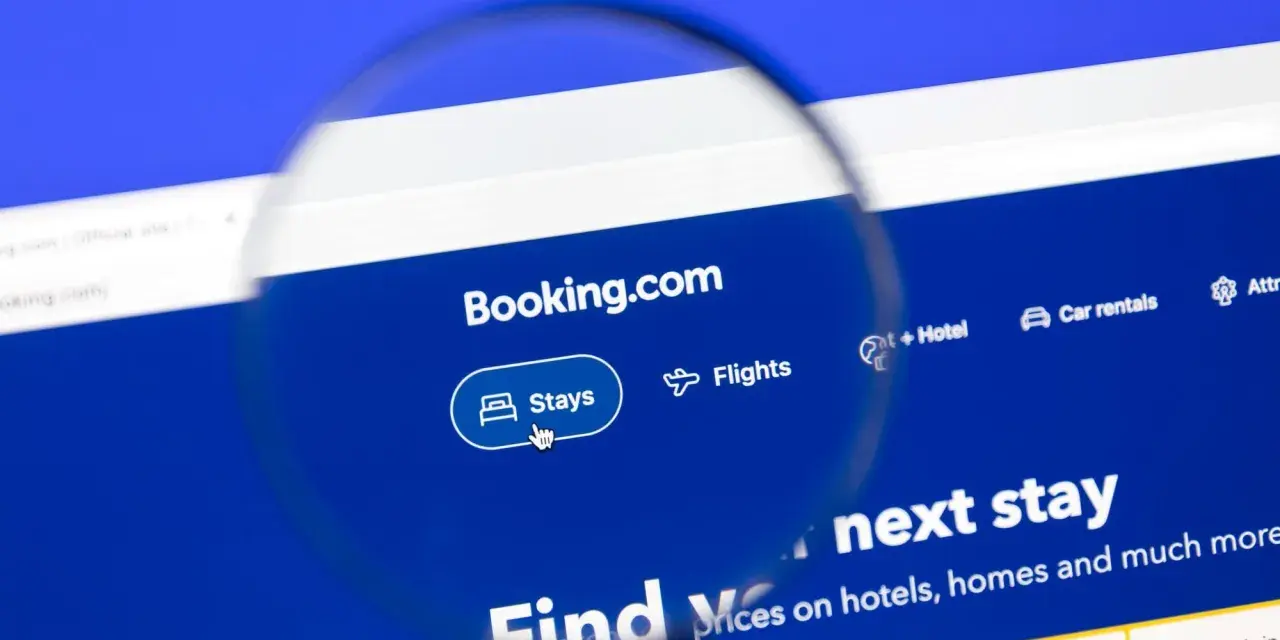 Szukaj najlepszych zniżek na booking.com, aby znaleźć idealny nocleg. Powiększenie ukazuje stronę główną serwisu z opcjami rezerwacji.