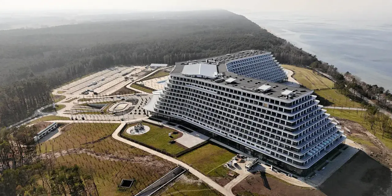 Nowoczesny hotel Gołębiewski w Pobierowie, zlokalizowany przy lesie i morzu, z widokiem na plażę.