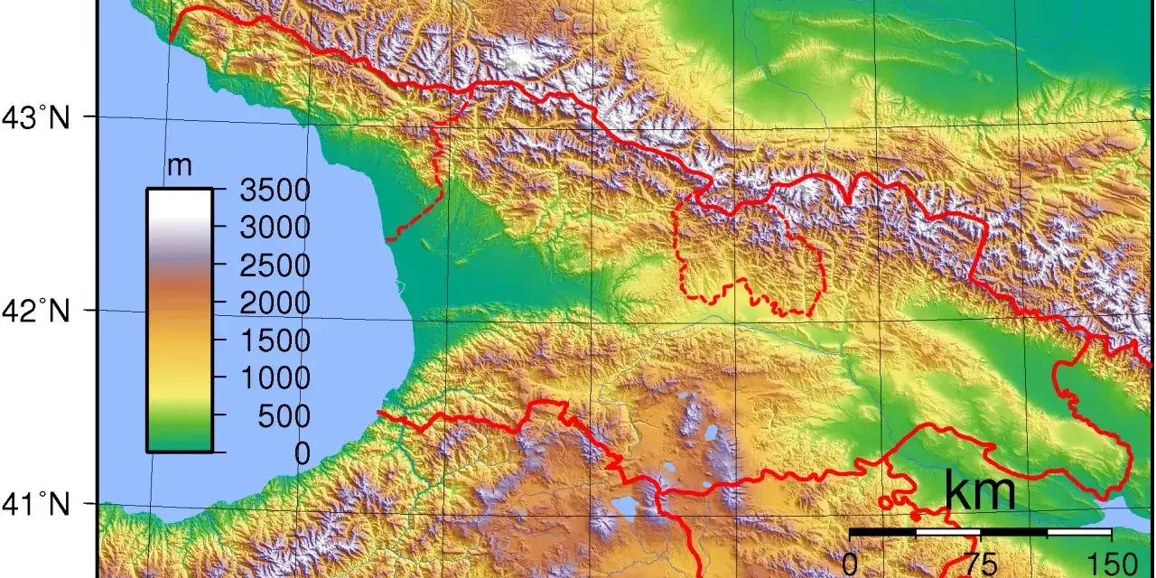 Mapa topograficzna Gruzji, ukazująca góry Kaukazu i wybrzeże Morza Czarnego. Kolory odzwierciedlają wysokość, od zieleni (niskie tereny) po biel (wysokie szczyty). Gruzja kontynent.