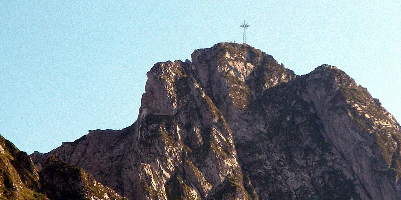 Kto postawił krzyż na Giewoncie? Monumentalny krzyż góruje nad skalistym szczytem Tatr, symbolizując ludzką wytrwałość.