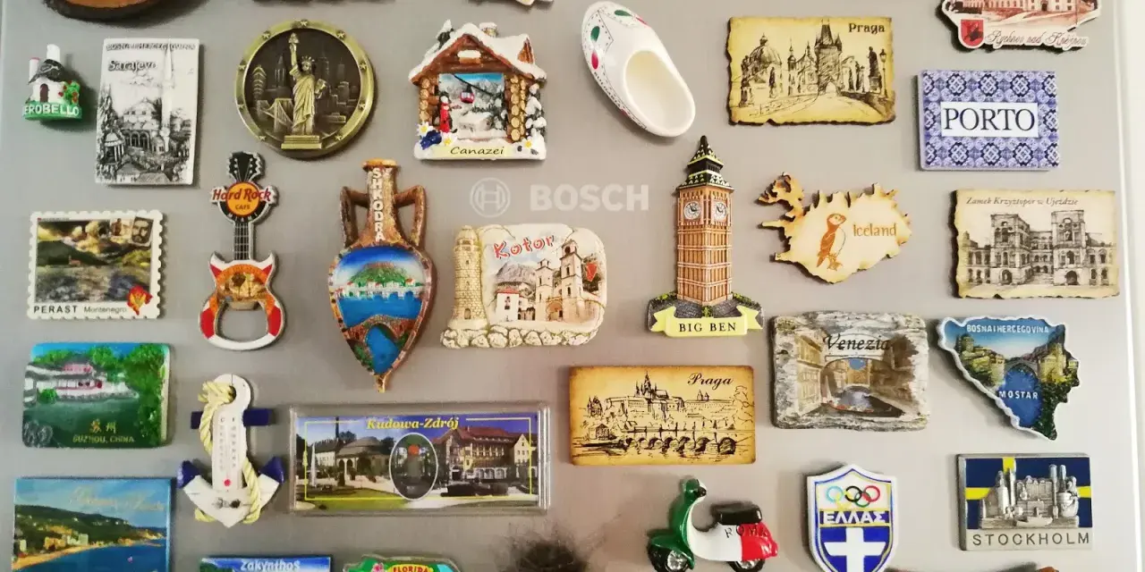 Lodówka pełna magnesów z podróży: co przywieźć z Wilna? Znajdziesz tu m.in. Pragę, Porto, Islandię, Włochy, a nawet Florida.