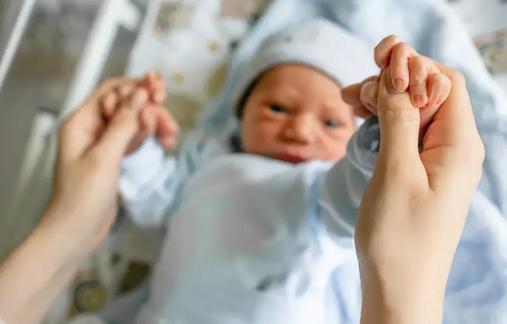 Kiedy dziecko zaczyna widzieć? Kluczowe etapy rozwoju wzroku